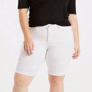Plus size Levi’s shaping Bermuda shorts in white